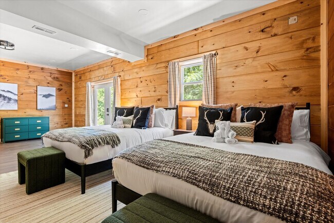 Building Photo - 208 Tunnel Ridge Dr