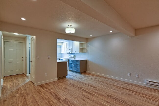 Building Photo - Stylishly Remodeled Condo in Prime Center Park Location