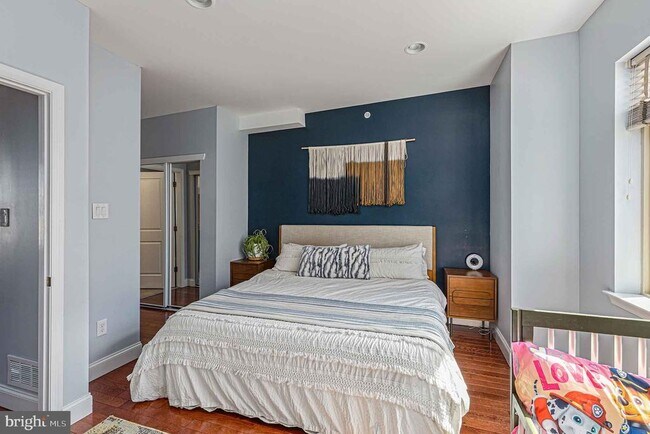 Building Photo - 1935 W George St