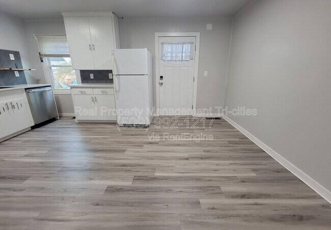 Building Photo - 400/402 Barth Ave