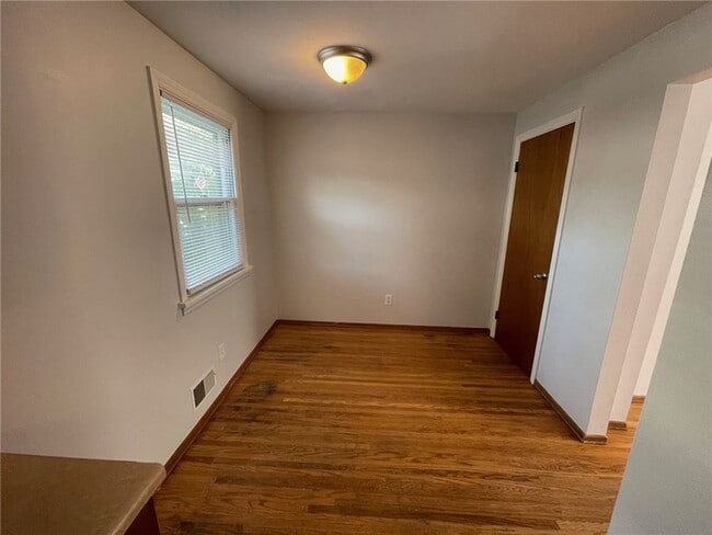 Building Photo - 214 E Spruce St