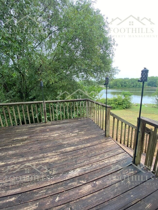 Building Photo - Peaceful Pondside Living – 3BR/2BA Home wi...