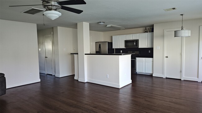 Building Photo - 11734 Chanteloup Dr