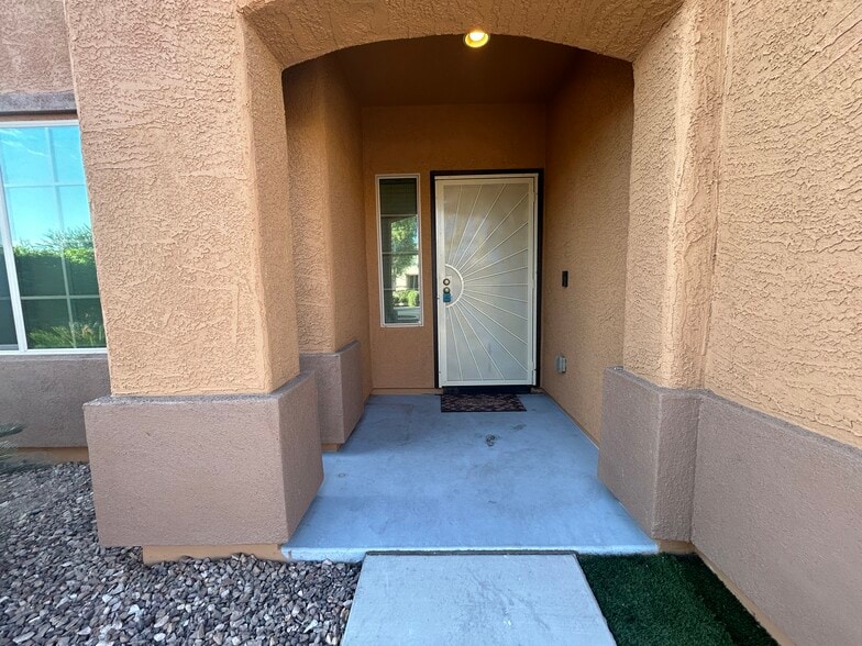 Building Photo - 10765 W Avenida del Rey