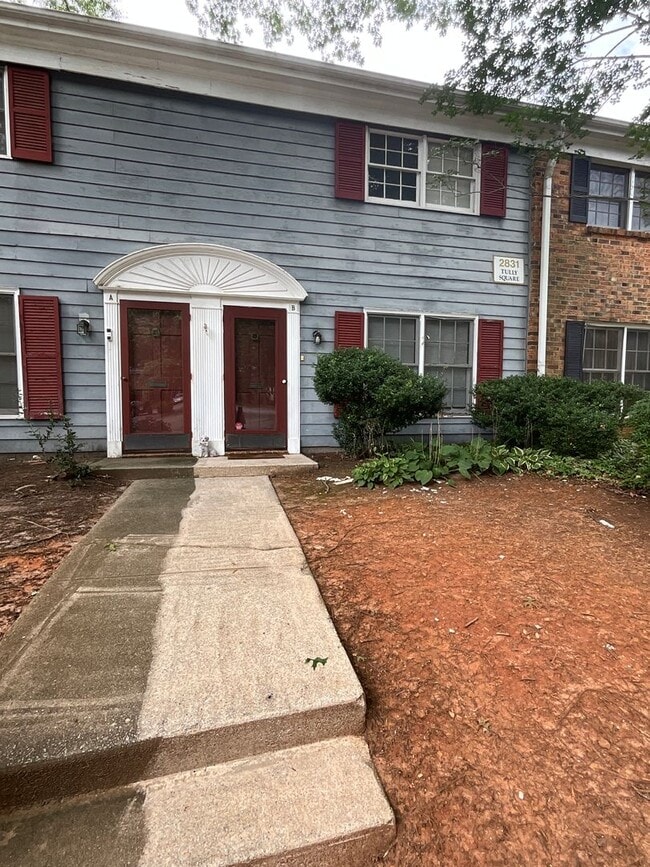 Building Photo - Beautiful 2 Bed 2.5 Bath Townhouse!