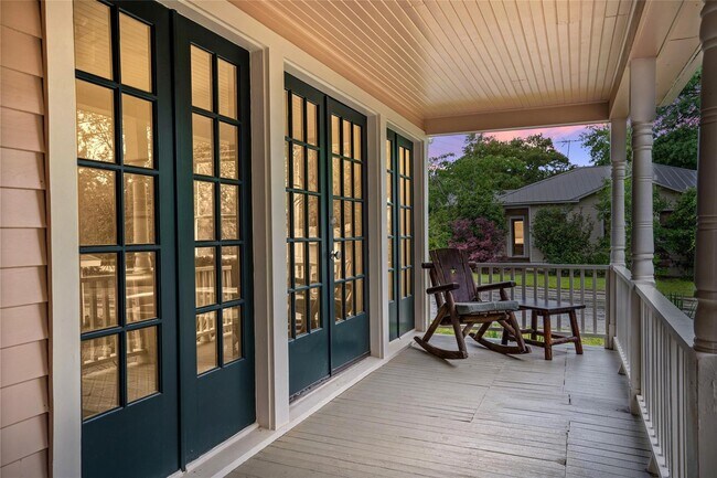 Building Photo - 806 E Main St