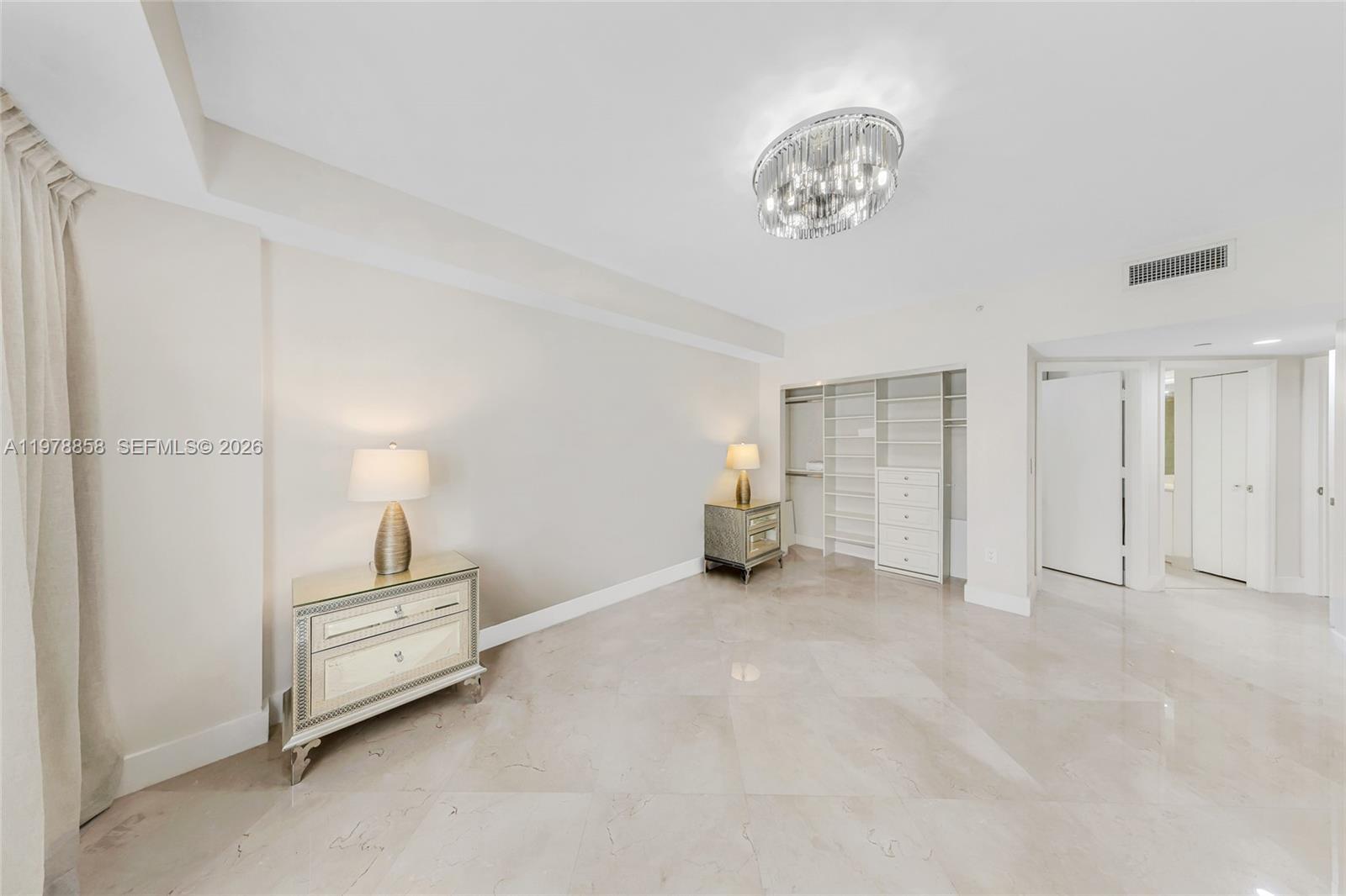 Building Photo - 20000 E Country Club Dr