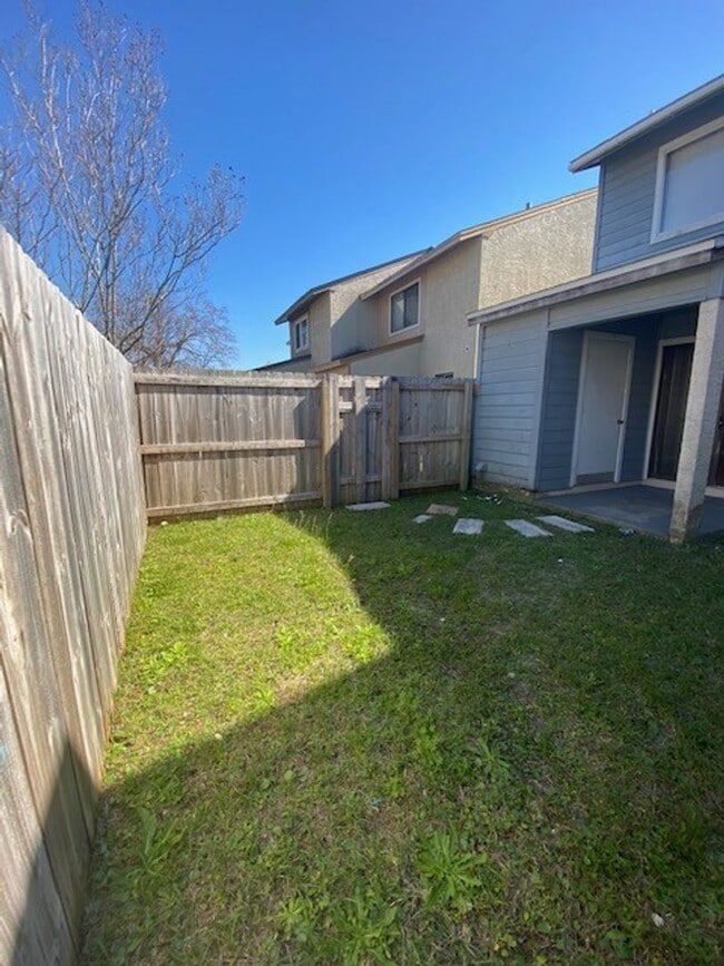 Building Photo - Cute 2 bedroom 1 1/2 bath townhome