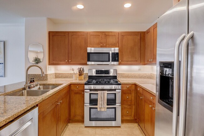 Building Photo - 3504 Shoreline Bluff Ln