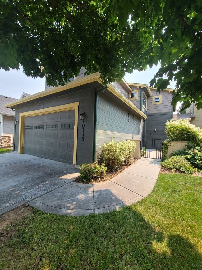 Building Photo - Clean and ready to go 3 bedroom home