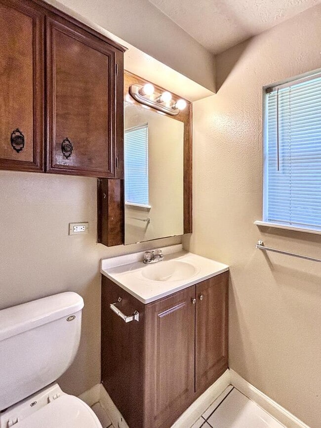 Building Photo - 3-Bedroom, 2-Bathroom Home in Convenient L...