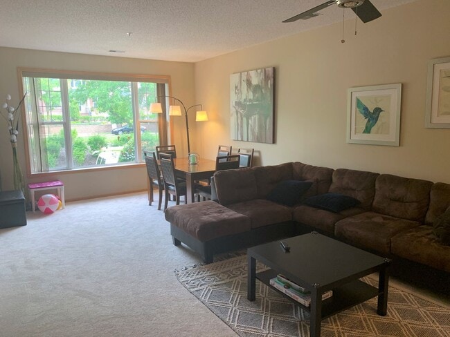 Building Photo - Lovely 2 Bed / 2 Bath TH w/ Heated Underground Parking in Plymouth!