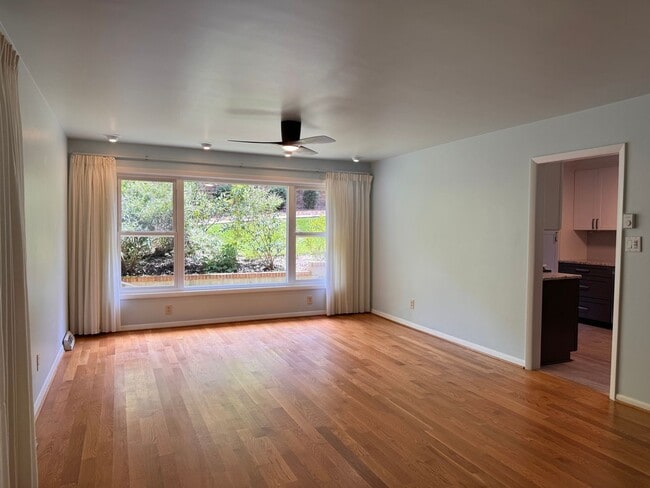 Building Photo - 4 Bedroom Jamestown Beauty!