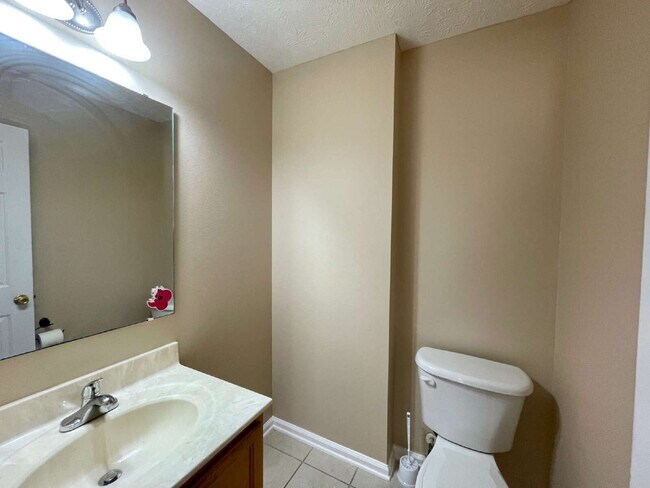 Building Photo - Spacious 4-Bed Haven With 2.5 Baths In Jack Britt District!