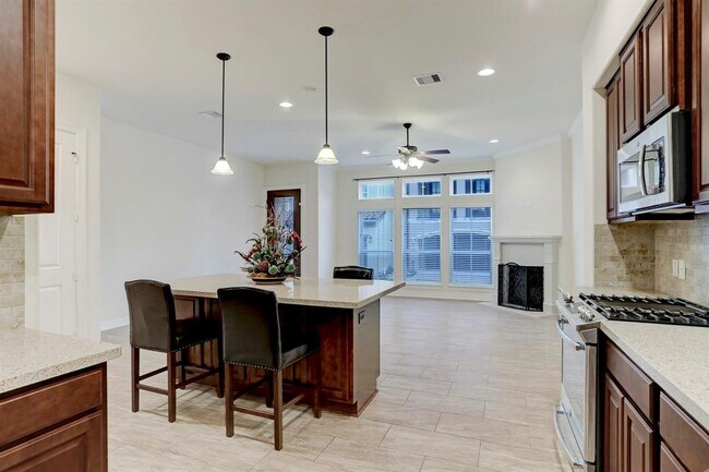 Building Photo - 7 Laurelwood Dr
