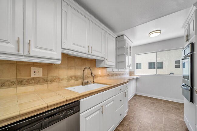Building Photo - 11260 Overland Ave