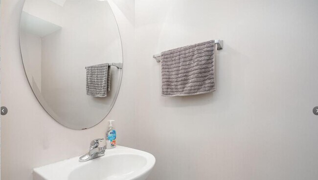 Building Photo - 3367 Streamside Dr
