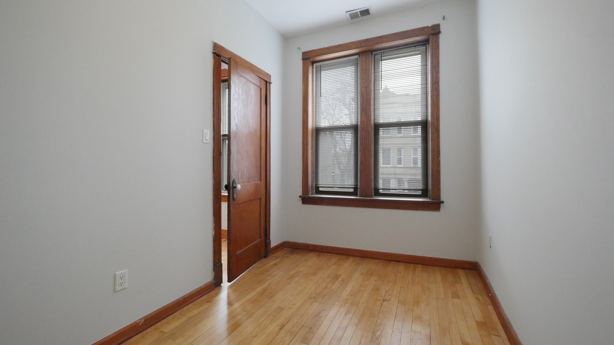 Building Photo - 1422 N Maplewood Ave