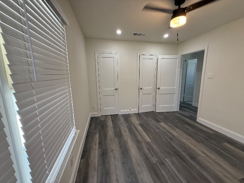 Building Photo - 116 W Park Row Dr