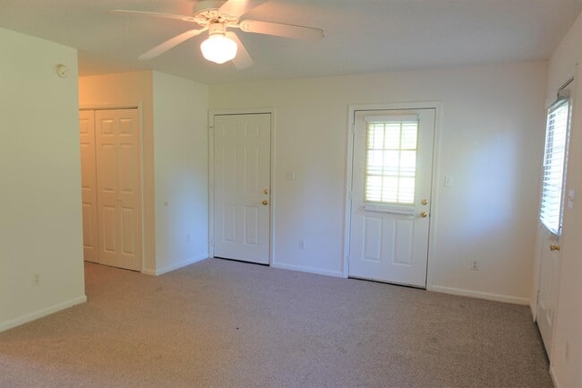 Building Photo - 206 River Oaks Cir