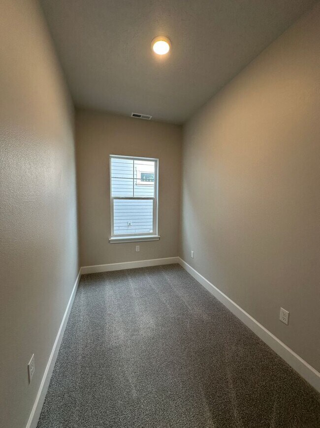 Building Photo - Welcome to this brand-new 3-bedroom, 2.5-bath home located in NW Redmond, OR.