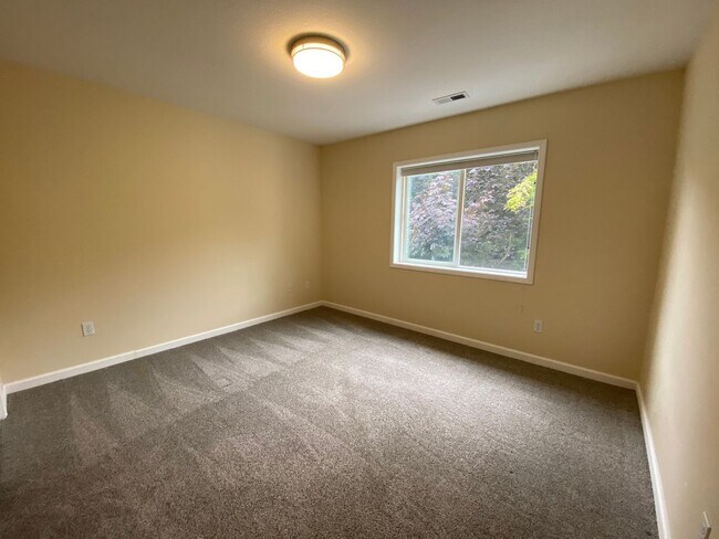 Building Photo - Beautiful 5 Bedroom Home!