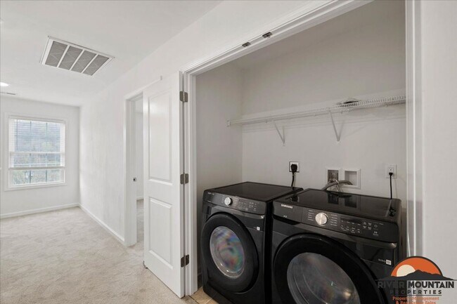 Building Photo - Spacious Three Level Home in Pembroke