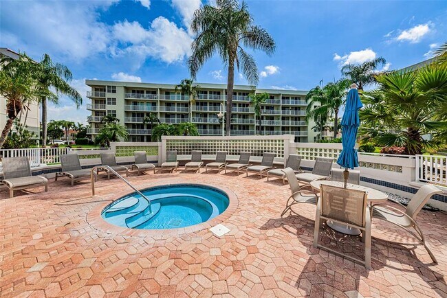 Building Photo - 5901 Bahia Del Mar Cir N