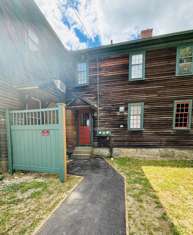 Building Photo - 799 Elm St