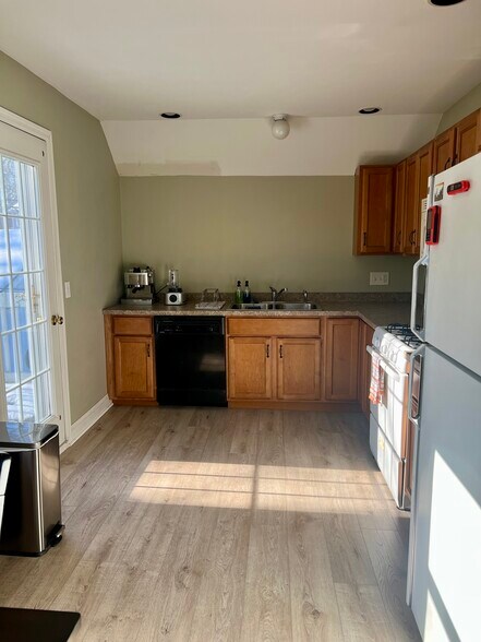 Building Photo - 46 Hartsen St