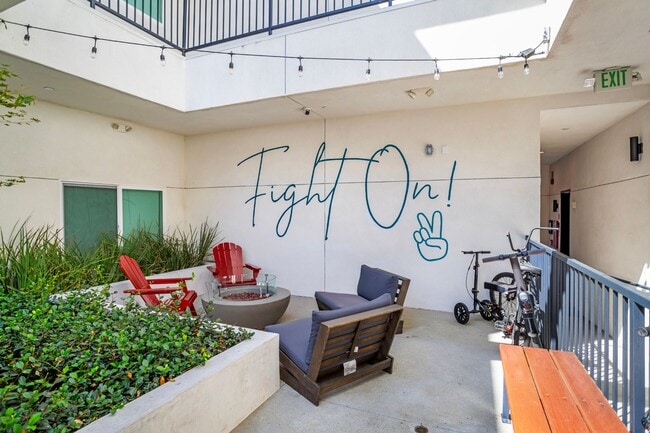 Building Photo - Oasis At The Row