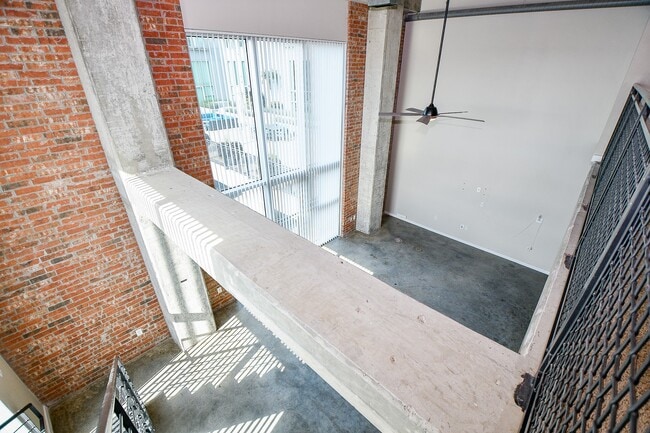 Building Photo - 2000 Bagby St