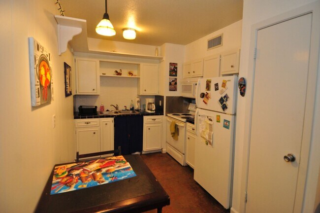 Building Photo - Wonderful 1 bedroom condo located at a wal...