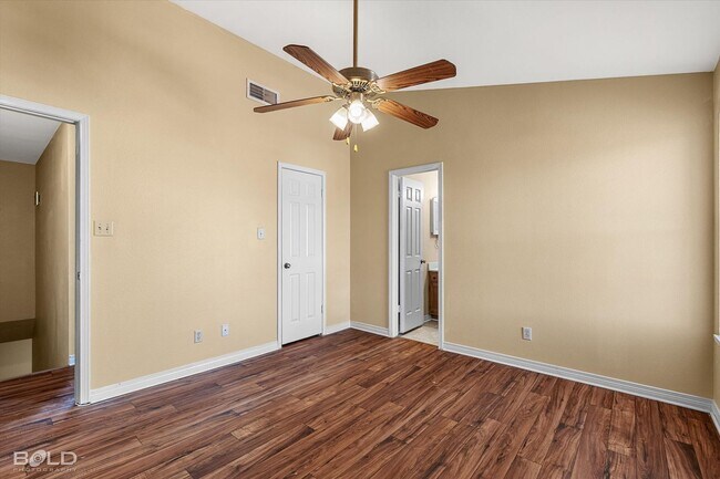 Building Photo - 2 Bedroom 2.5 Bath 2 Car Carport - town house