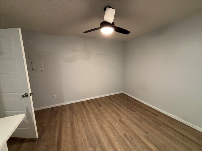 Building Photo - 942 W Holly St