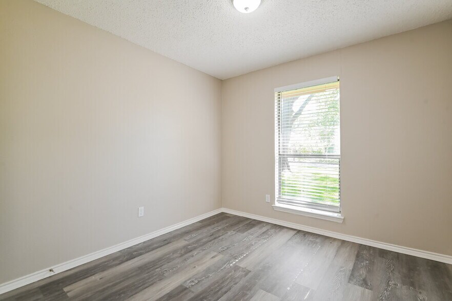 Building Photo - 302 Memorial Dr
