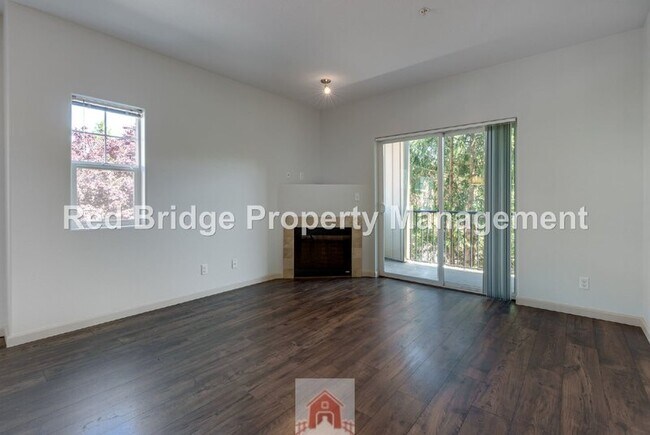 Building Photo - 10834 NE Holly St