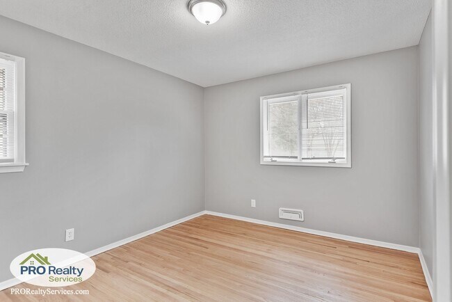 Building Photo - 3 Bedroom House