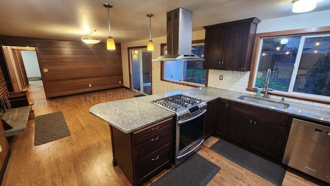 Building Photo - 3 bd 2.5ba Ranch Style Home with Fenced Yard, W/D in Unit, Fireplaces & 2 Car Garage!