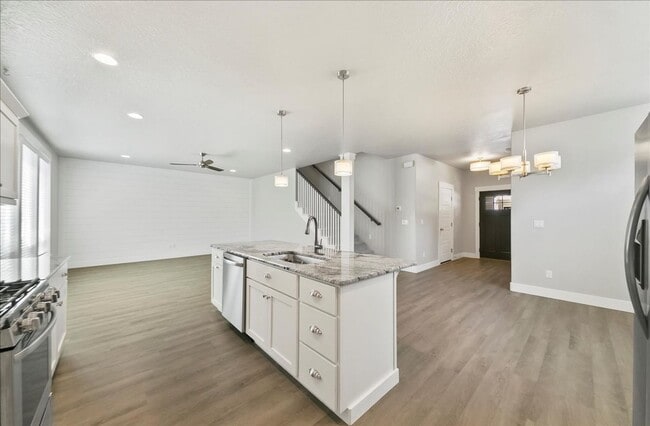Building Photo - Eagle Townhome with Upscale Finishes!