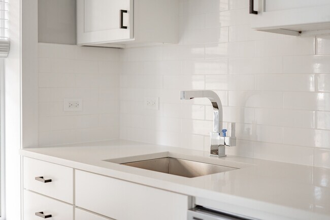 Building Photo - 1472 W Erie St