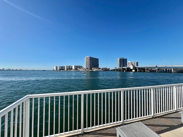 Building Photo - 2016 Bay Dr