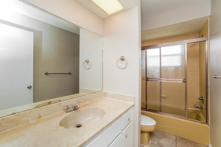 Building Photo - 13081 Hanley Dr