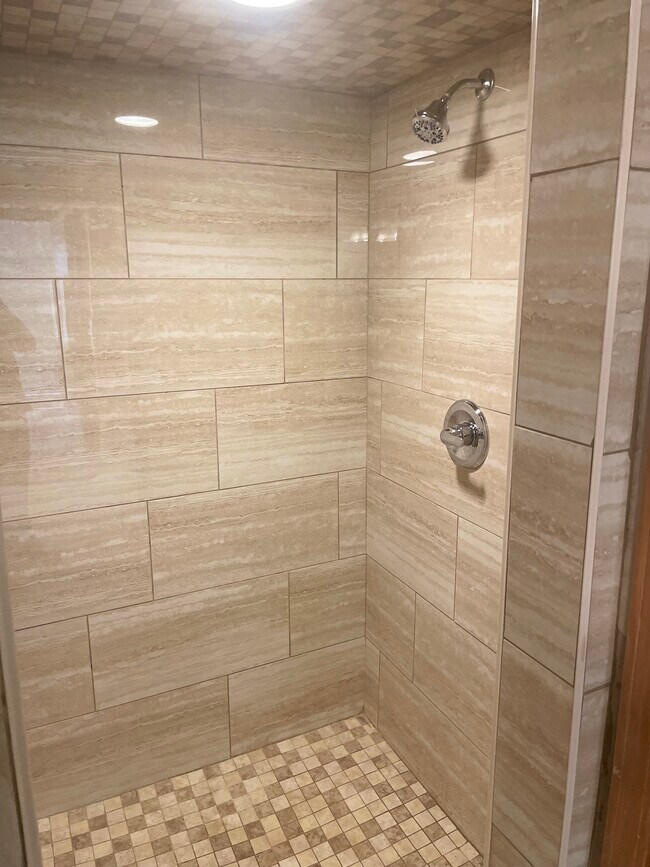 Building Photo - 6000 SE 86th St