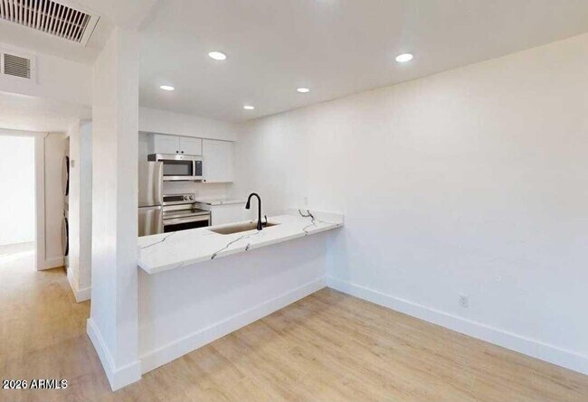 Building Photo - 2739 E Tamarisk Ave