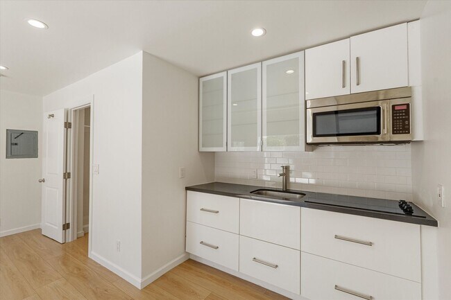 Building Photo - 4 Bed • 3 Bath • 2,135 Sq Ft (Main House) ...