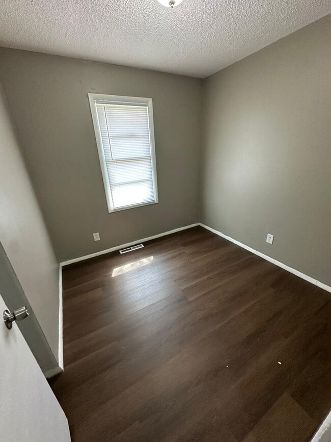 Building Photo - 3 bedroom 1 bath