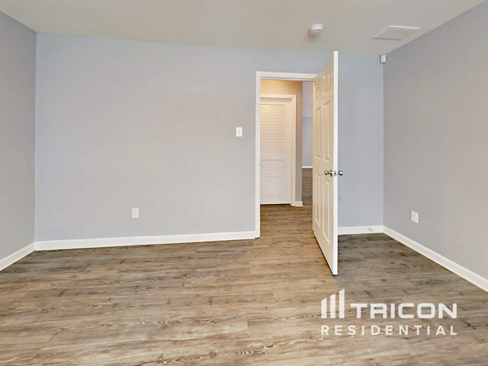 Building Photo - 3367 Pikes Peak Dr