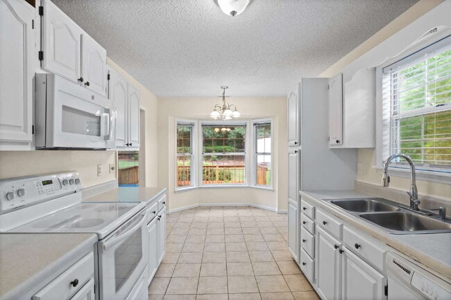 Building Photo - Spacious 4-Bedroom Home in a Prime Locatio...