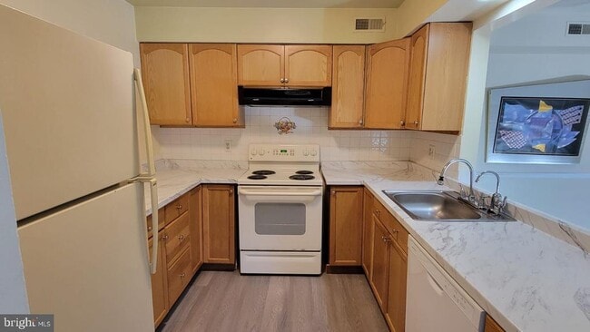 Building Photo - 745 Sparrow Ln